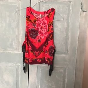 Free People top gorgeous pattern in size Extra Small (XS) it ties with a knot